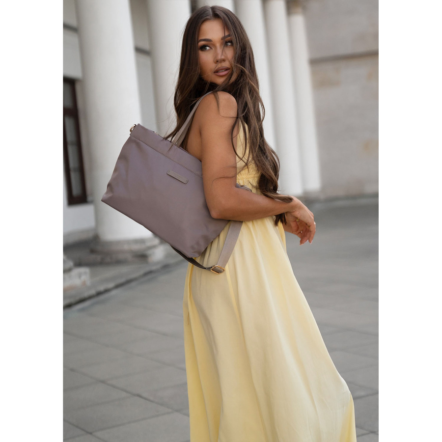 Shopperka damska z nylonu w beżowym kolorze zamykana klipsem magnetycznym - Peterson