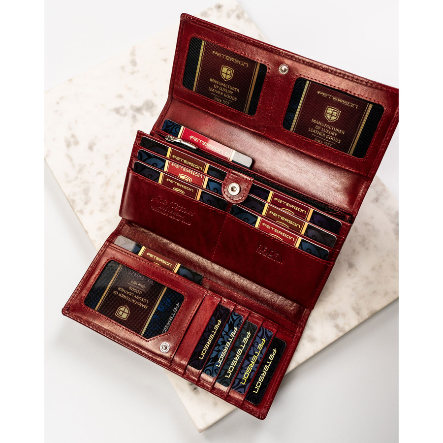 Duży, skórzany portfel damski w czerwonym kolorze zamykany klapką na zatrzask - Peterson