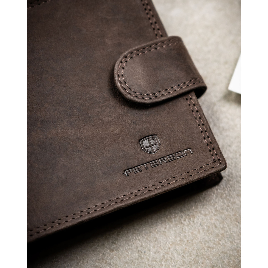 Poziomy portfel męski ze skóry naturalnej w brązowym kolorze zamykany na zatrzask, w zestawie z brelokiem - Peterson