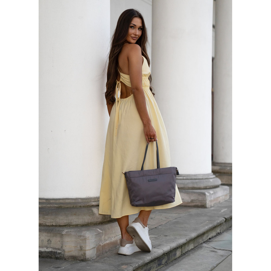 Nylonowa shopperka damska w szarym kolorze z doczepianym, regulowanym paskiem - Peterson