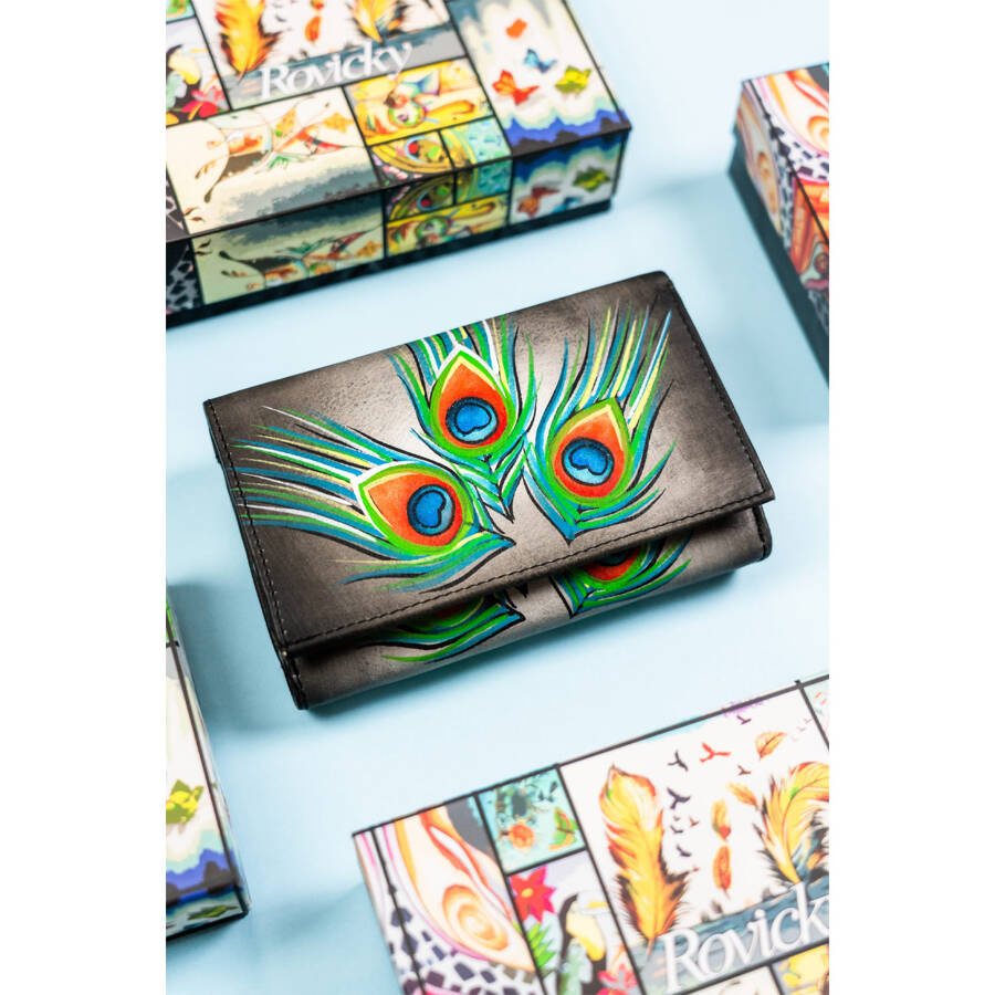 Pojemny, skórzany portfel damski na zatrzask ze wzorem pawich piór - Rovicky