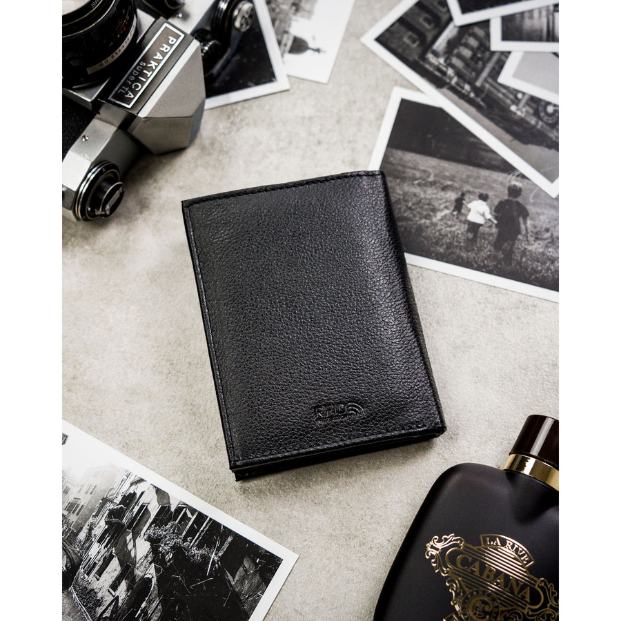 Czarny portfel męski ze skóry naturalnej bez zapięcia zewnętrznego, zapakowany w firmowe pudełko - Peterson