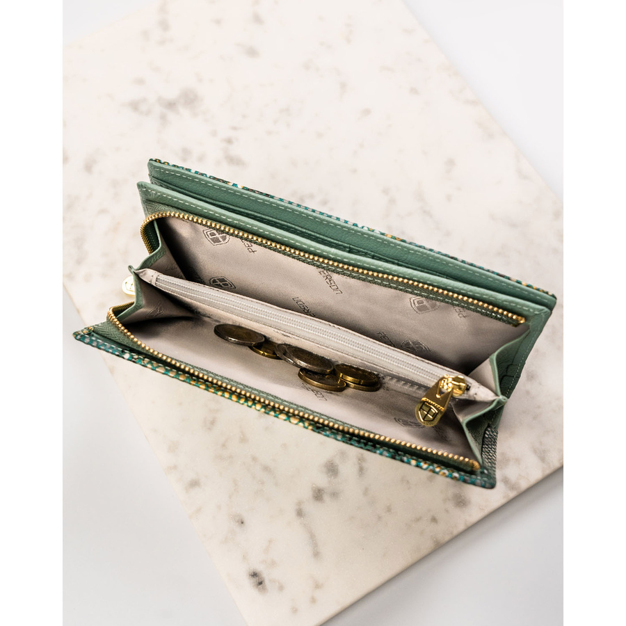 Skórzany, pionowy portfel damski na magnes z fakturą imitującą skórę węża - Peterson