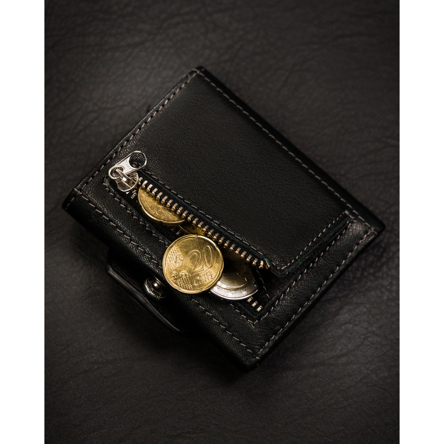 Mały, pionowy portfel męski w czarnym kolorze zamykany na zatrzask - Peterson