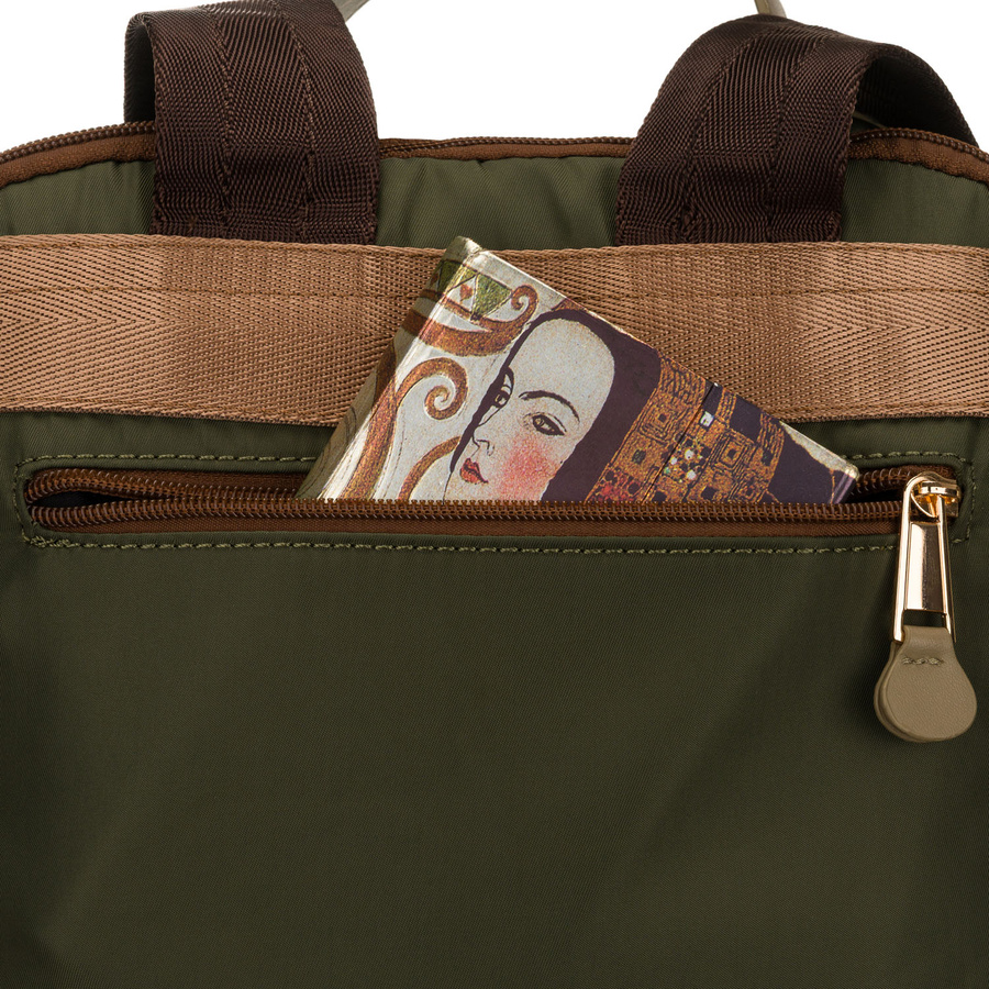 Zielony plecak damski zawieszony na regulowanych szelkach i zamykany suwakiem - Peterson