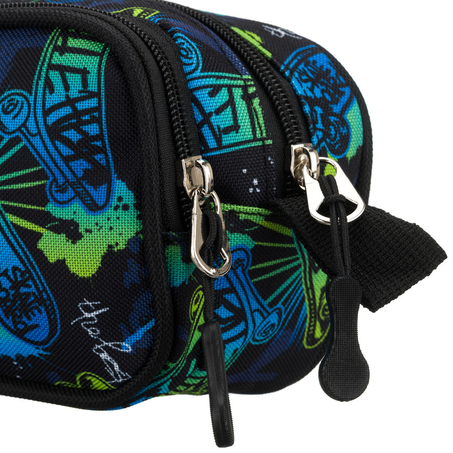 Dwukomorowy piórnik szkolny z poliestru pokryty wzorem w deskorolki - Peterson