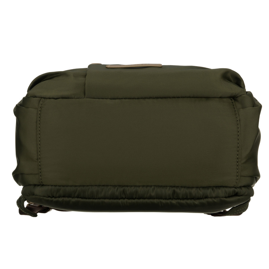 Zielony plecak damski zawieszony na regulowanych szelkach i zamykany suwakiem - Peterson