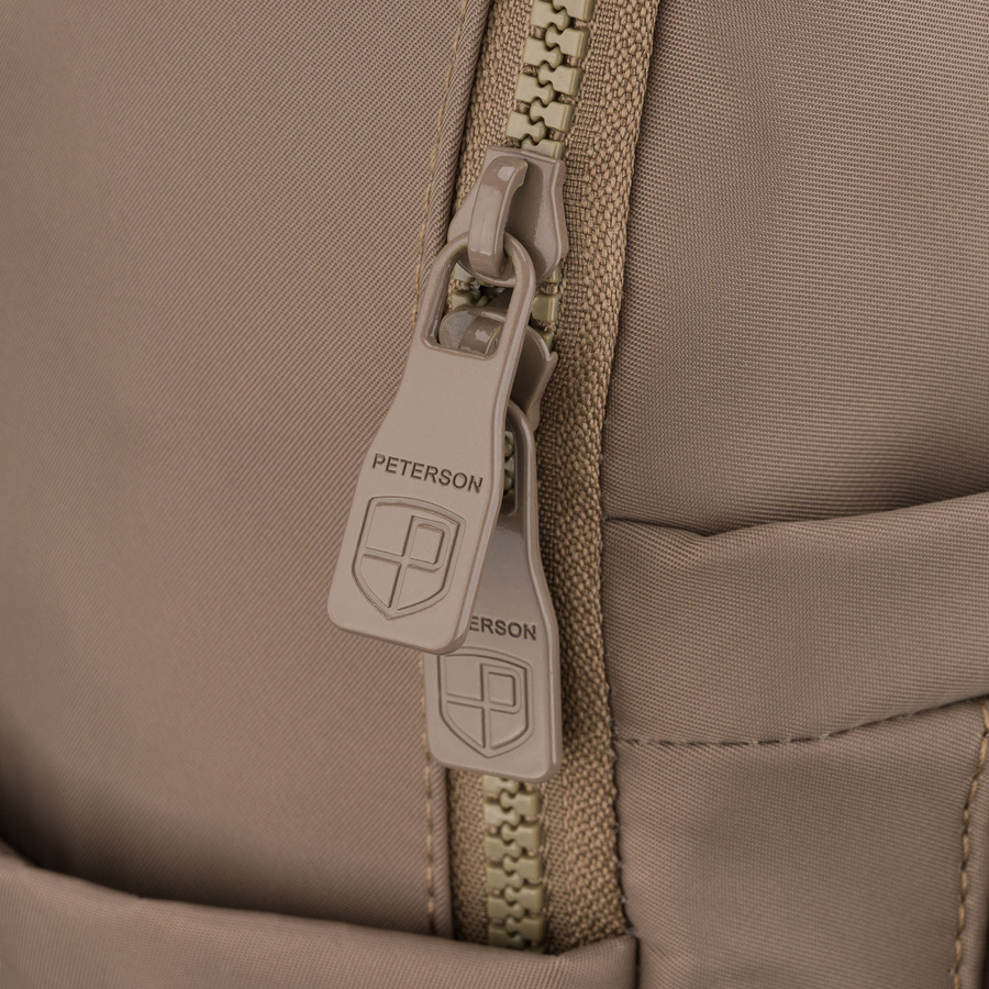 Beżowy plecak damski wykonany z poliestru, zawieszony na regulowanych szelkach - Peterson