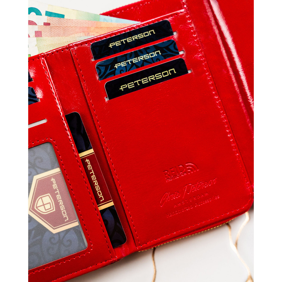 Czerwony, poziomy portfel damski ze skóry ekologicznej zamykany suwakiem i zatrzaskiem - Peterson