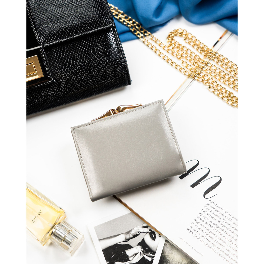 Mały, niebieski portfelik damski ze skóry naturalnej w kwiaty - Peterson