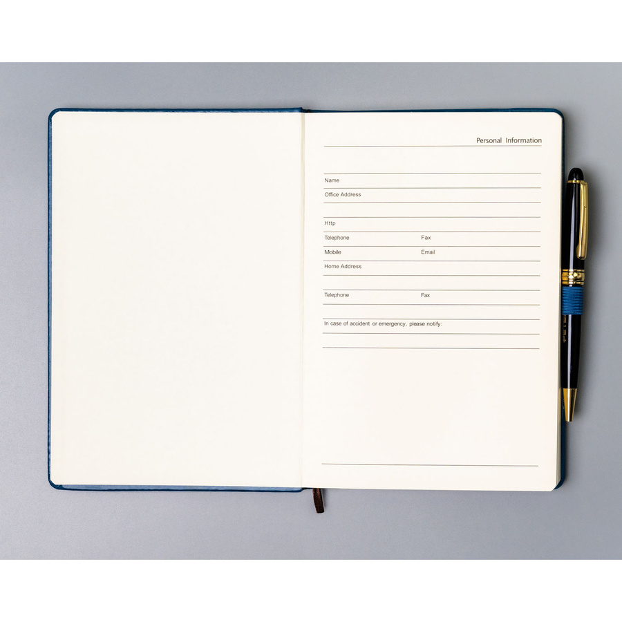 Niebieski notes w twardej oprawie formacie A5 zadrukowany w linie, wyposażony w gumkę zamykającą - Peterson