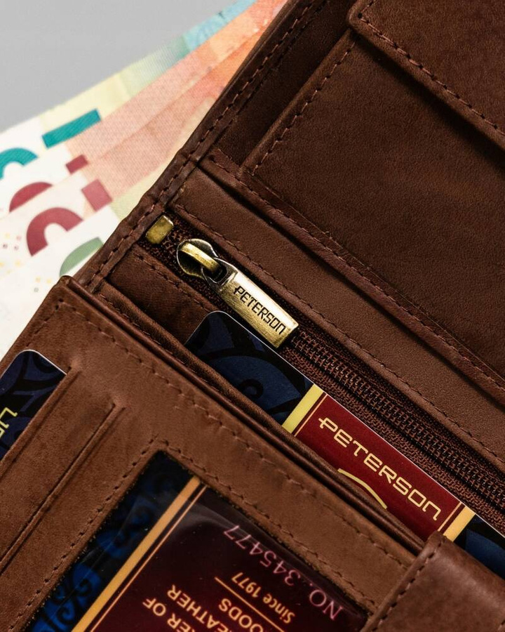 Duży, skórzany portfel męski w orientacji pionowej - Peterson
