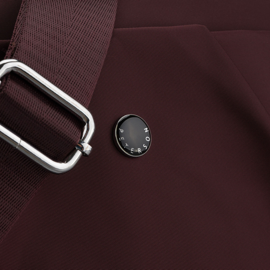 Bordowa, poręczna listonoszka damska z poliestru zawieszona na szerokim pasku - Peterson