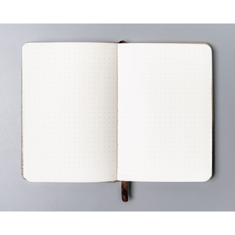 Beżowy notes w formacie A6 zadrukowany w kropki, wyposażony w gumkę zamykającą - Peterson