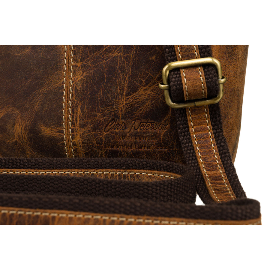 Mała listonoszka męska w brązowym kolorze wykonana ze skóry naturalnej - Peterson