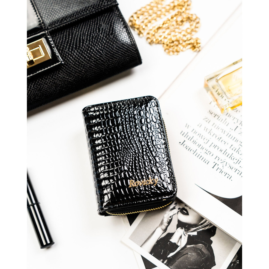 Skórzany portfel damski w czarnym kolorze zamykany suwakiem i zatrzaskiem - Rovicky