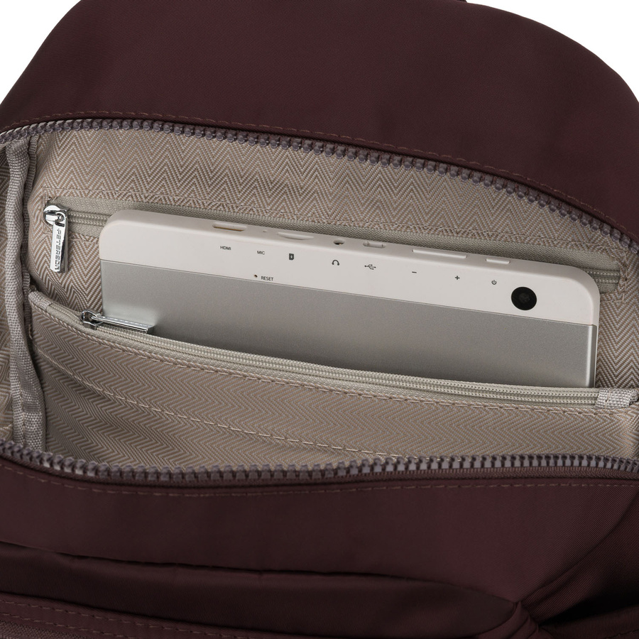 Bordowy plecak damski wykonany z poliestru, zawieszony na regulowanych szelkach - Peterson