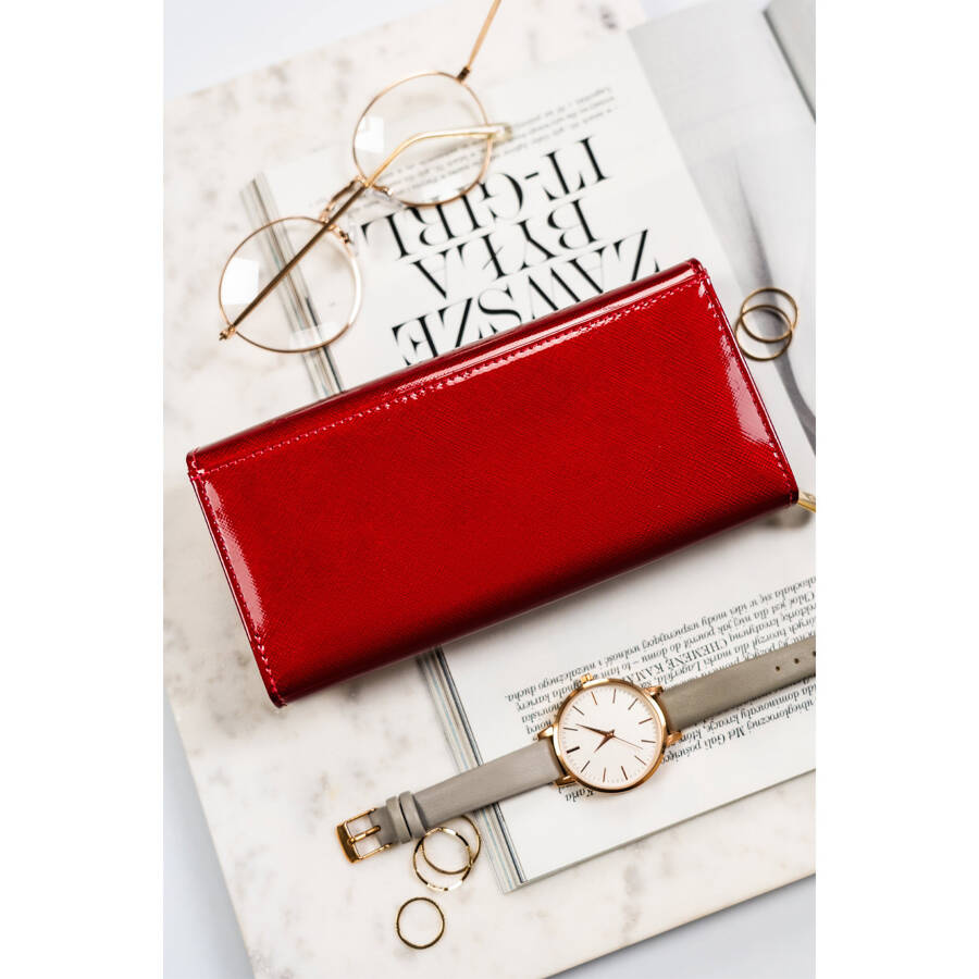 Skórzany portfel damski z klapką w czerwonym kolorze - Peterson