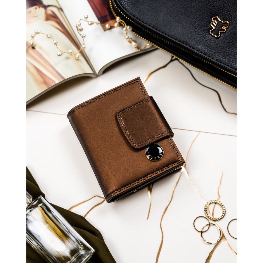 Brązowy portfel damski ze skóry naturalnej i ekologicznej, zamykany zatrzaskiem i biglem - Peterson