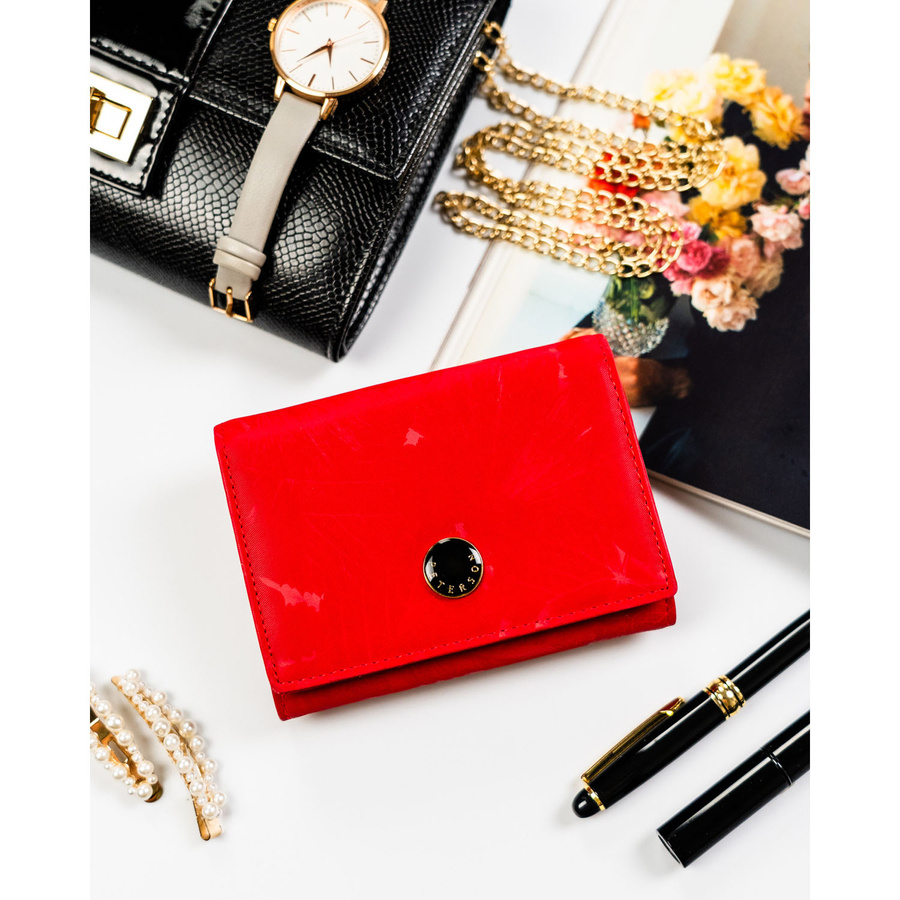 Poziomy, czerwony portfel damski ze skóry naturalnej i ekologicznej zamykany zatrzaskiem - Peterson