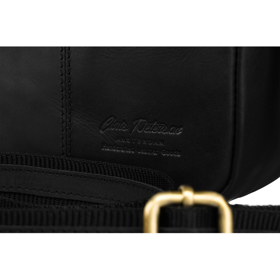 Stylowa skórzana listonoszka męska w czarnym kolorze zawieszona na regulowanym pasku - Peterson