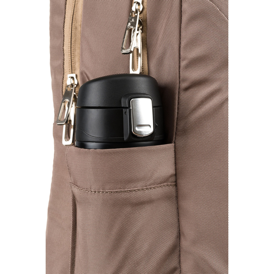 Pojemny, sportowy plecak z nylonu w beżowym kolorze, zawieszony na regulowanych szelkach - Peterson