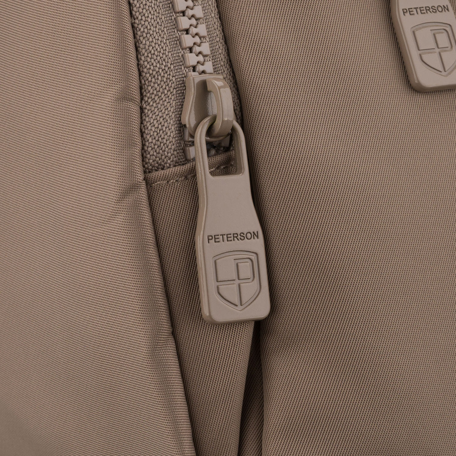 Beżowa listonoszka damska z poliestru zawieszona na szerokim pasku, dwukomorowa - Peterson