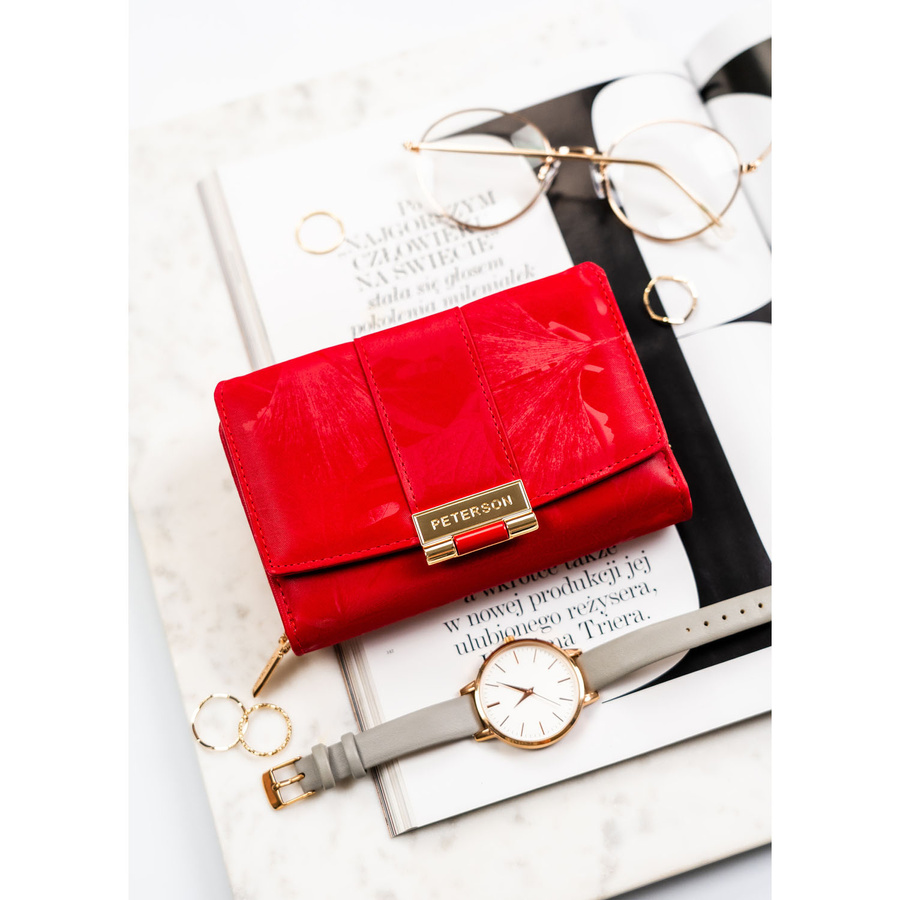 Portfel damski wykonany ze skóry ekologicznej w czerwonym kolorze w delikatne kwiaty - Peterson