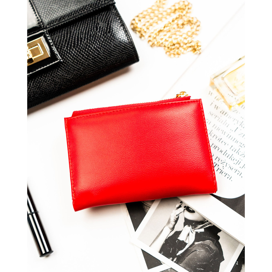 Poziomy, czerwony i gładki portfel damski ze skóry ekologicznej zamykany zatrzaskiem magnetycznym - Peterson
