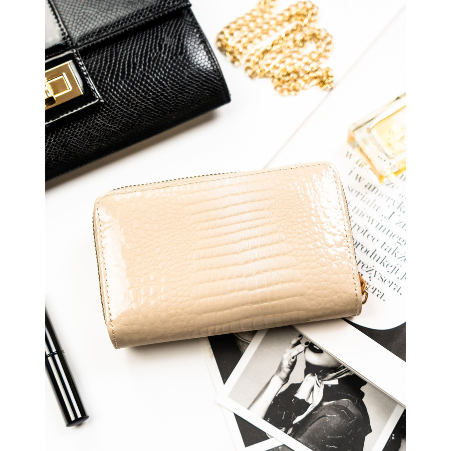 Beżowy portfel damski ze skóry ekologicznej z tłoczeniem na wzór skóry krokodyla - Peterson