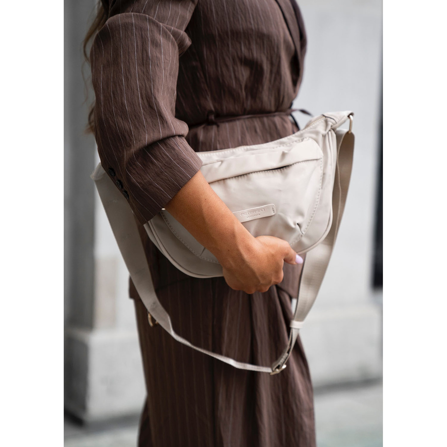 Listonoszka damska w beżowym kolorze wykonana z nylonu - Peterson