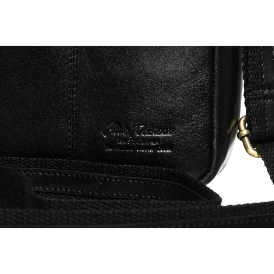 Mała, skórzana listonoszka męska w czarnym kolorze - Peterson