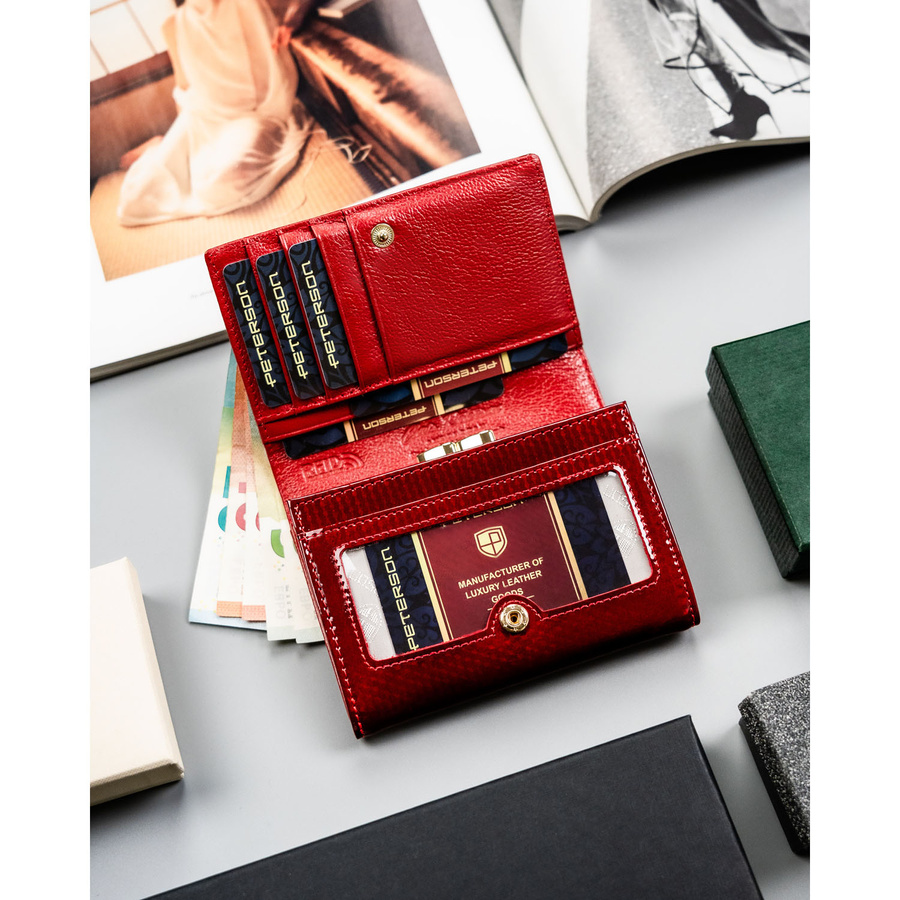 Duży portfel damski ze skóry naturalnej w czerwonym kolorze, zamykany zatrzaskiem - Peterson