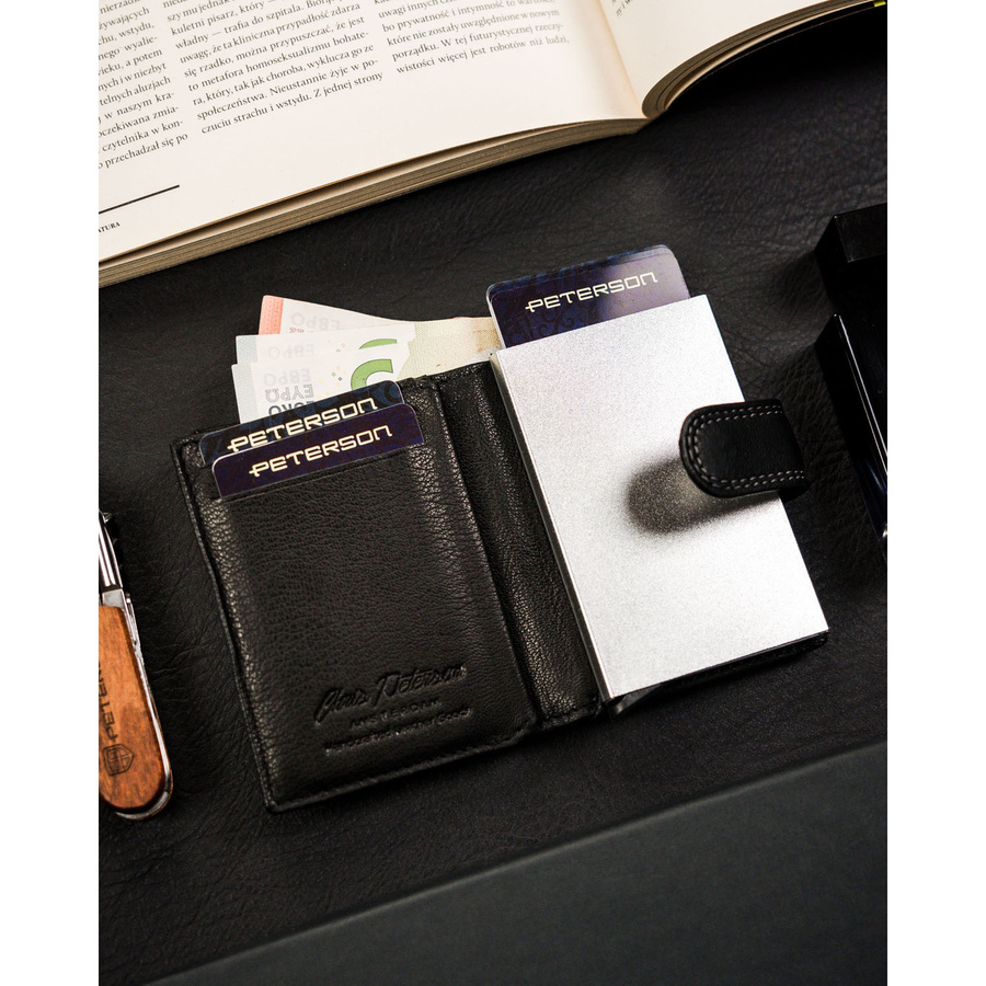 Mały portfel męski ze skóry naturalnej w czarnym kolorze zapinany zatrzaskiem - Peterson