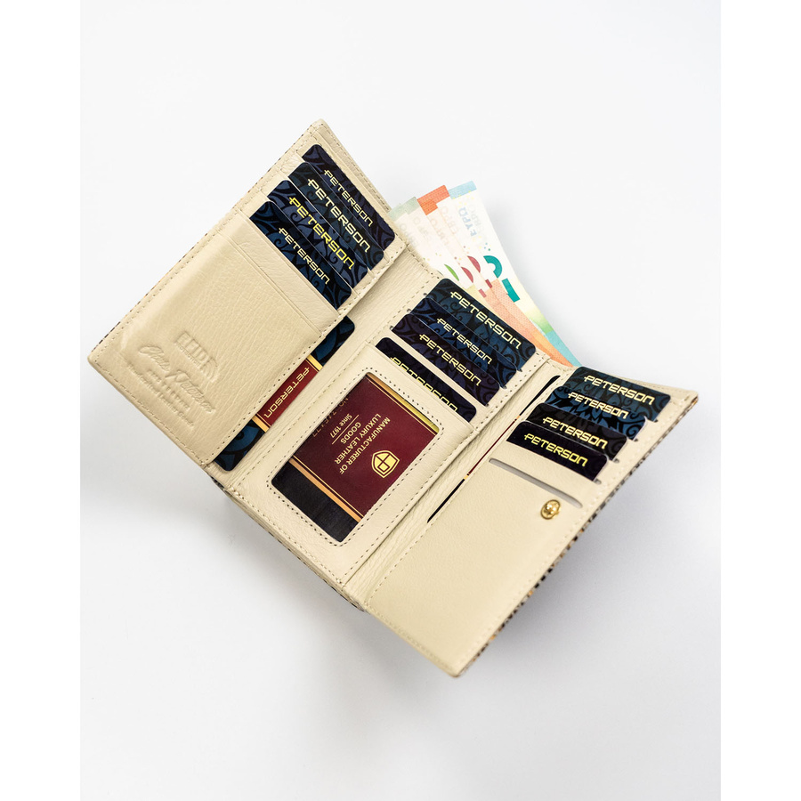 Portfel damski na bigiel i zatrzask wykonany ze skóry naturalnej ze wzorem imitującym skórę węża - Peterson