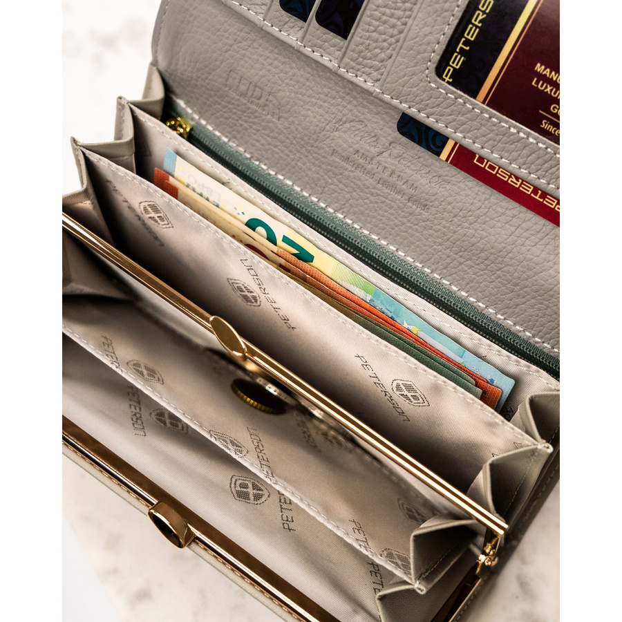 Duży, poziomy portfel damski na zatrzask, wykonany z lakierowanej skóry naturalnej w kwiatowy wzór - Peterson