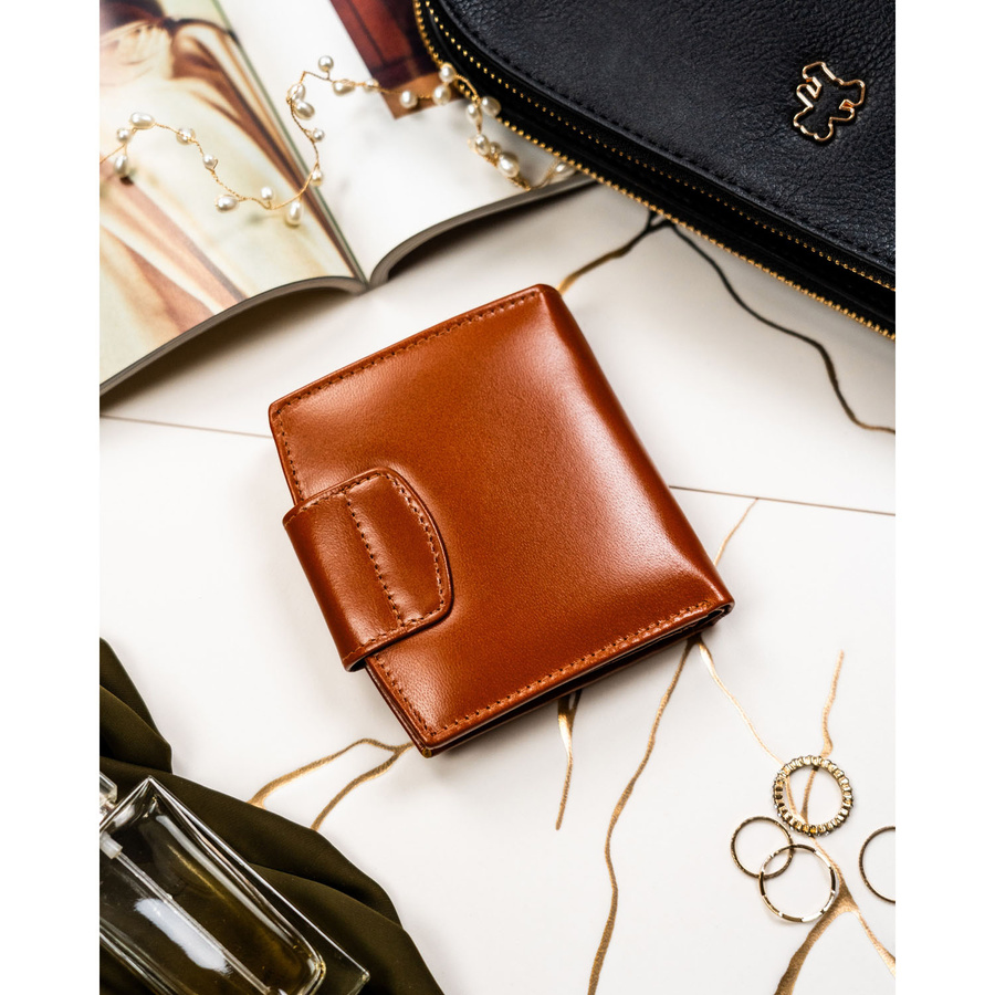 Mały, skórzany portfel damski w jasnobrązowym kolorze z systemem RFID - Peterson