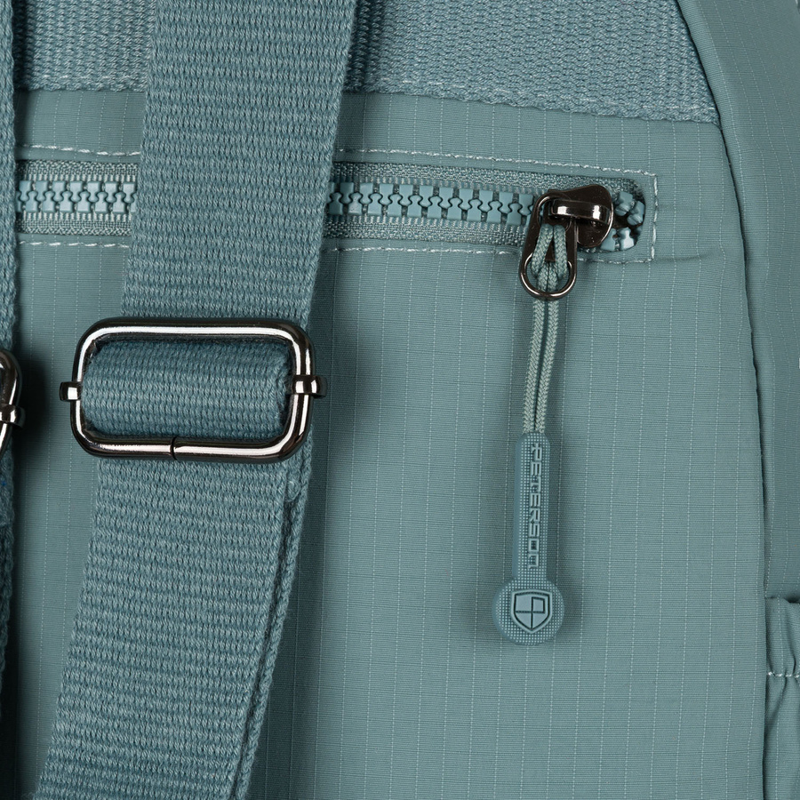 Niebieski plecak damski z poliestru z klapką zamykaną na magnes - Peterson