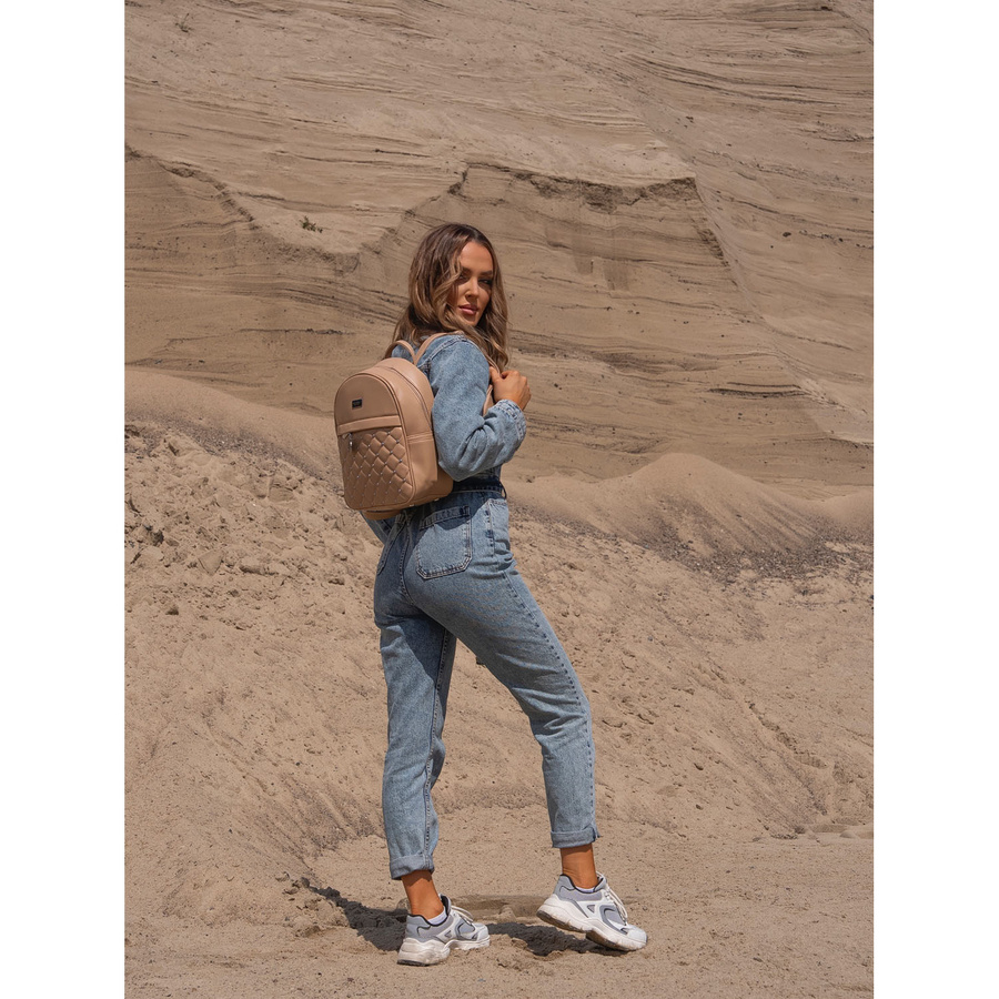 Mały pikowany beżowy plecak damski zdobiony srebrnymi nitami i modnym brelokiem eko skóra Peterson