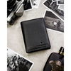Czarny portfel męski ze skóry naturalnej bez zapięcia zewnętrznego, zapakowany w firmowe pudełko - Peterson