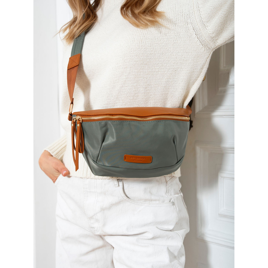 Nerka damska z nylonu i skóry ekologicznej w zielono-brązowym kolorze zawieszona na regulowanym pasku - Peterson