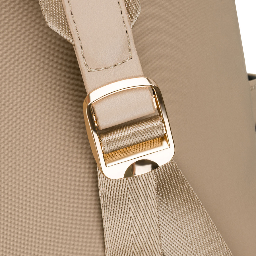 Beżowy plecaczek damski z nylonu i skóry ekologicznej zamykany suwakiem - Peterson