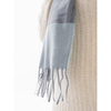 Dwustronny, niebieski szal damski z poliestru ozdobiony frędzlami - Rovicky