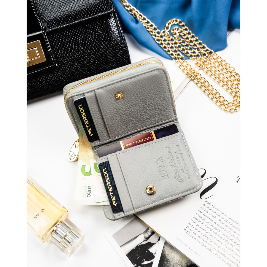 Poręczny portfelik damski ze skóry naturalnej w czarnym kolorze zamykany zatrzaskiem i suwakiem - Peterson