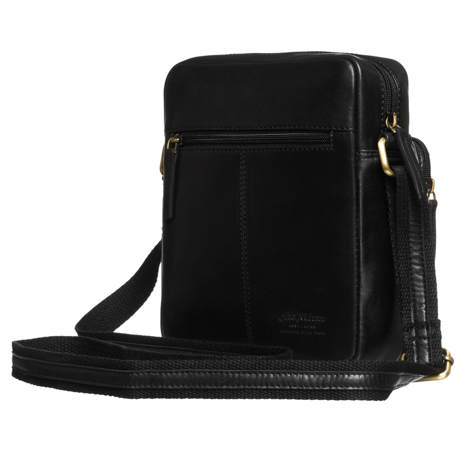 Skórzana torebka męska w czarnym kolorze zawieszona na pasku. W zestawie saszetka na klucze - Peterson