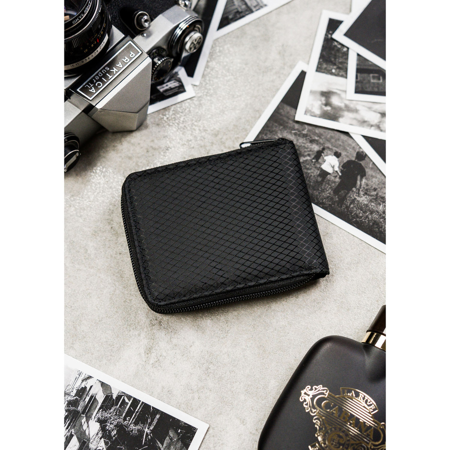 Portfel męski w czarnym kolorze z modnym, geometrycznym wzorem - Peterson