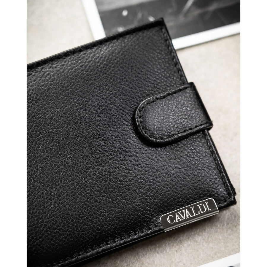 Duży portfel męski ze skóry naturalnej w czarnym kolorze zamykany zatrzaskiem - 4U Cavaldi