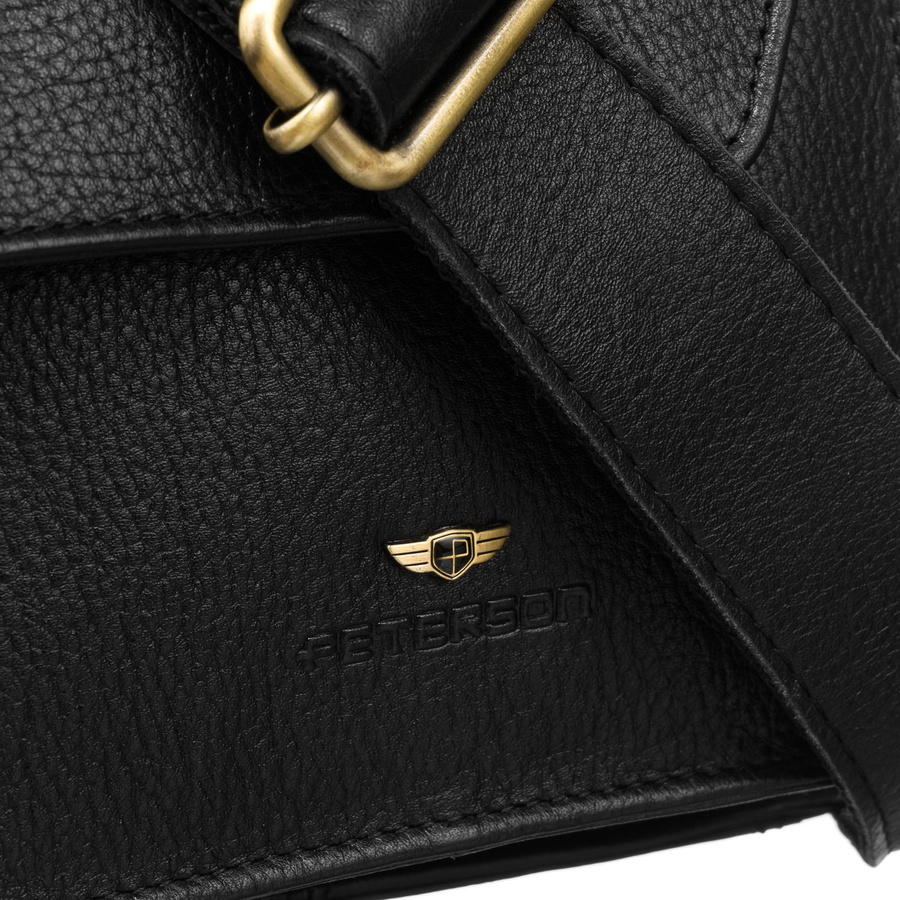 Skórzana, czarna listonoszka męska z klapką, zawieszona na regulowanym pasku - Peterson