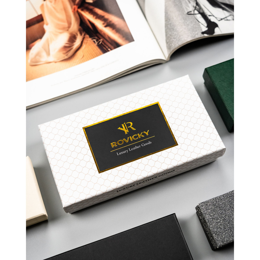 Czerwony portfel damski ze skóry naturalnej i ekologicznej wyposażony w system RFID, zamykany na zatrzask - Rovicky