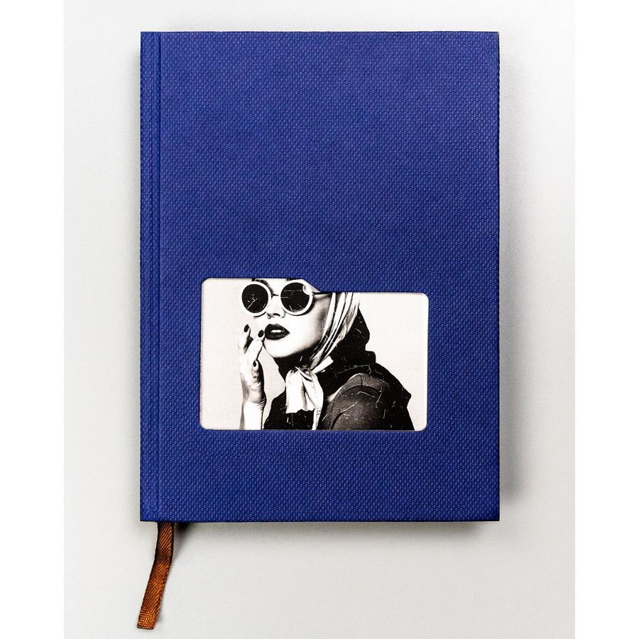 Notes w granatowym kolorze w twardej oprawie i formacie B6 zadrukowany w kropki - Peterson